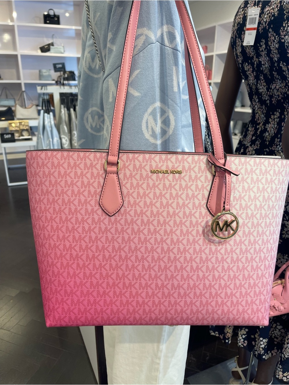 MICHAEL MICHAEL KORS SHEILA
CARNATION LG Multifunctional TOTE bag 
Carnation
NWT - Picture 13 of 16